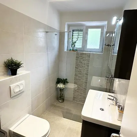 Cozy With Private Parking Apartment *