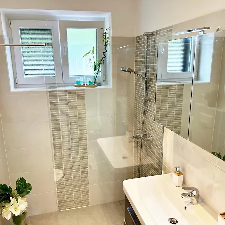 Cozy With Private Parking Apartment Rijeka