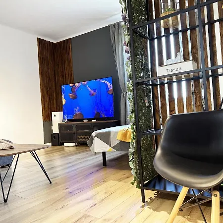 Cozy With Private Parking Apartment *